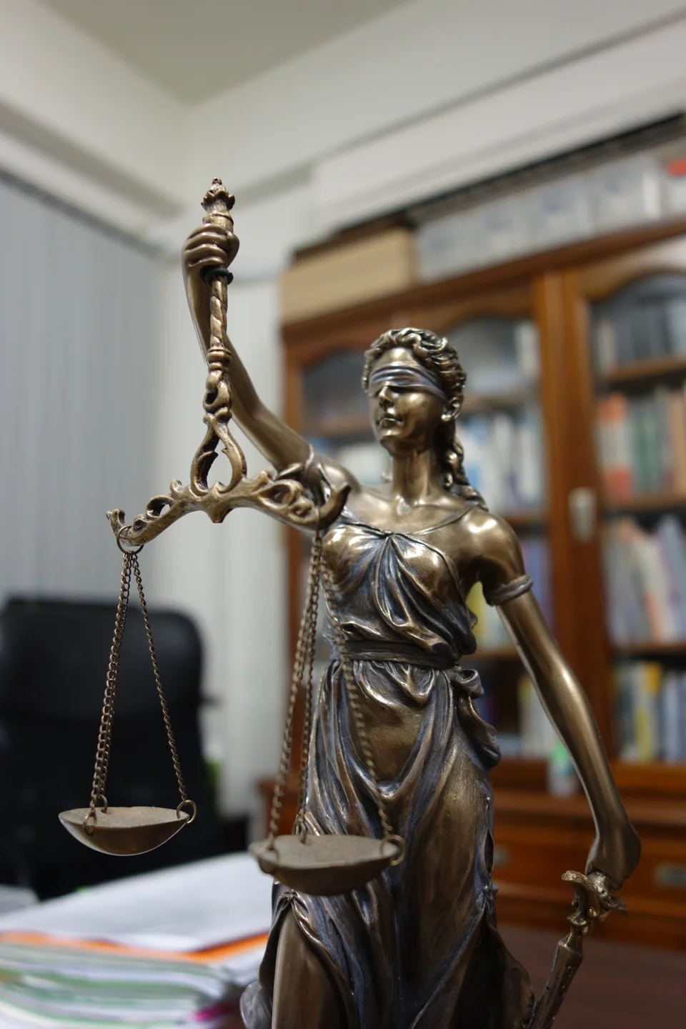 寰宸法律事務所正義女神像與法律書架